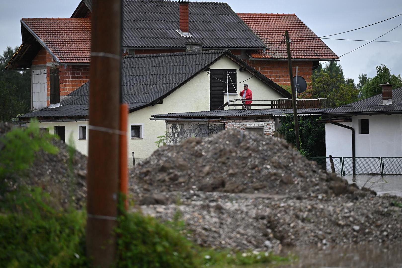 05.08.2023., Drenje Brdovecko - Zbog izlijevanja rijeke Save, voda prijeti kucama u Drenju Brdoveckom. Photo: Davor Puklavec/PIXSELL