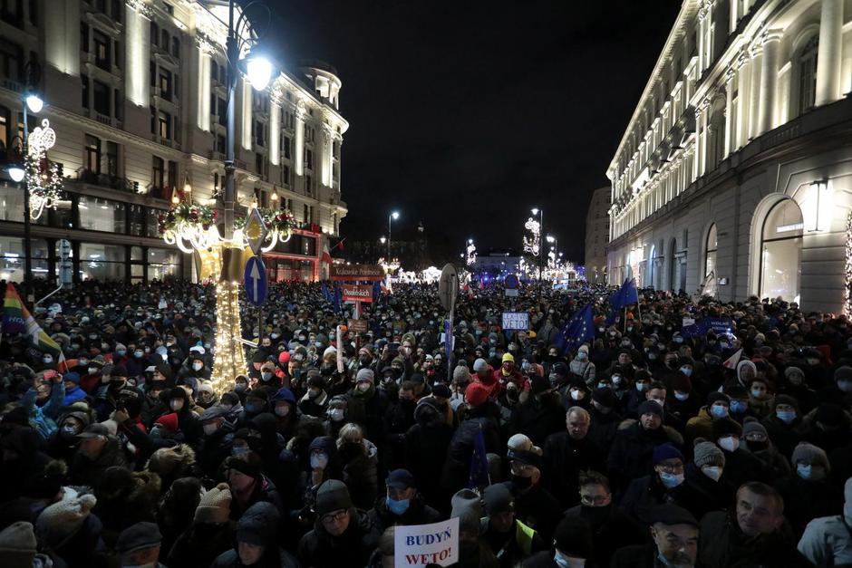 Tisuće Poljaka prosvjedovale protiv novog medijskog zakona