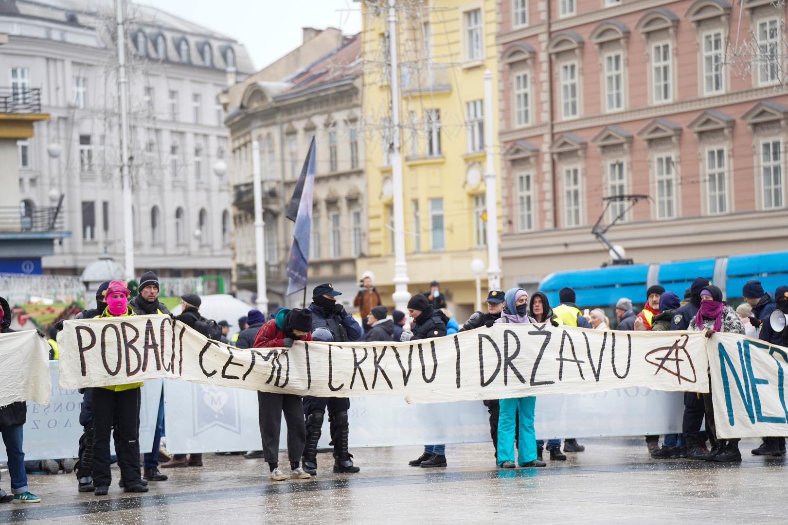 4.1.2025., Zagreb - Kao i svake prve subote u mjesecu, na Trgu bana Josipa Jelačića okupili su se molitelji s jedne strane i prosvjednici sa druge. Photo: Patricija Flikac/PIXSELL