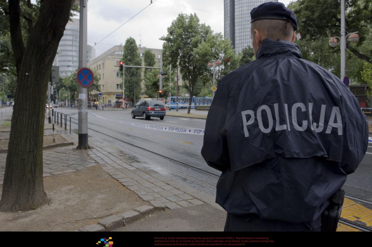 '20.06.2009., Zagreb - Policajci nadziru ulice kojima prolazi kineski predsjednik Hu Jintao za vrijeme posjeta Hrvatskoj.  Photo: Luka Klun/Vecernji list'