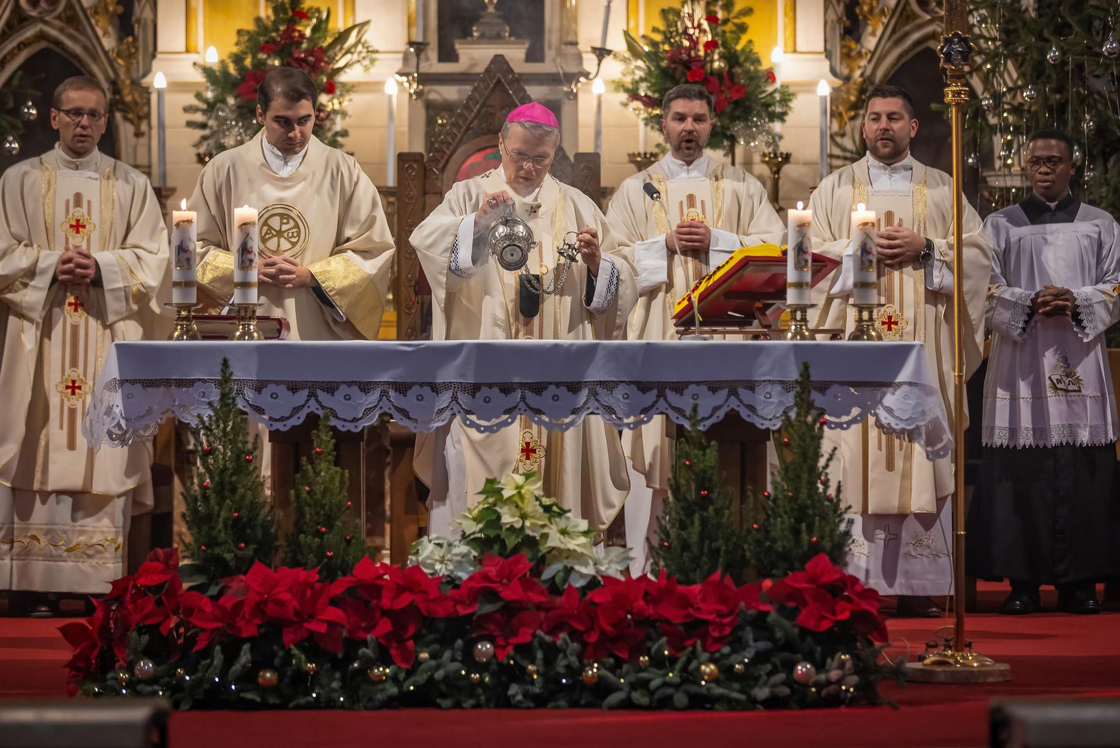 25.12.2023., Osijek - Na svetkovinu Bozica djakovacko-osjecki nadbiskup metropolit Djuro Hranic predvodio je svecano misno slavlje u osjeckoj konkatedrali. Photo: Davor Javorovic/PIXSELL