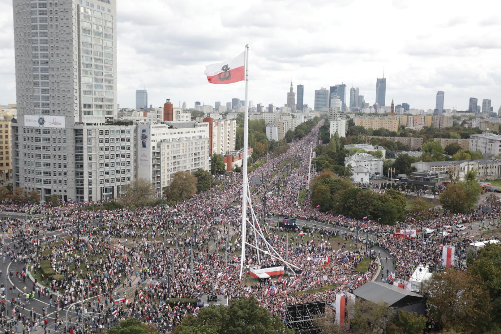 A giant Second World War Polish Home Army flag is seen, as participants attend the "March of a Million Hearts" rally, organised by the Civic Coalition opposition parties, two weeks ahead of the parliamentary election, in Warsaw, Poland October 1, 2023. Agencja Wyborcza.pl/Maciek Jazwiecki via REUTERS ATTENTION EDITORS - THIS IMAGE WAS PROVIDED BY A THIRD PARTY. POLAND OUT. NO COMMERCIAL OR EDITORIAL SALES IN POLAND. Photo: Maciek Jazwiecki/AGENCJA WYBORCZ/REUTERS