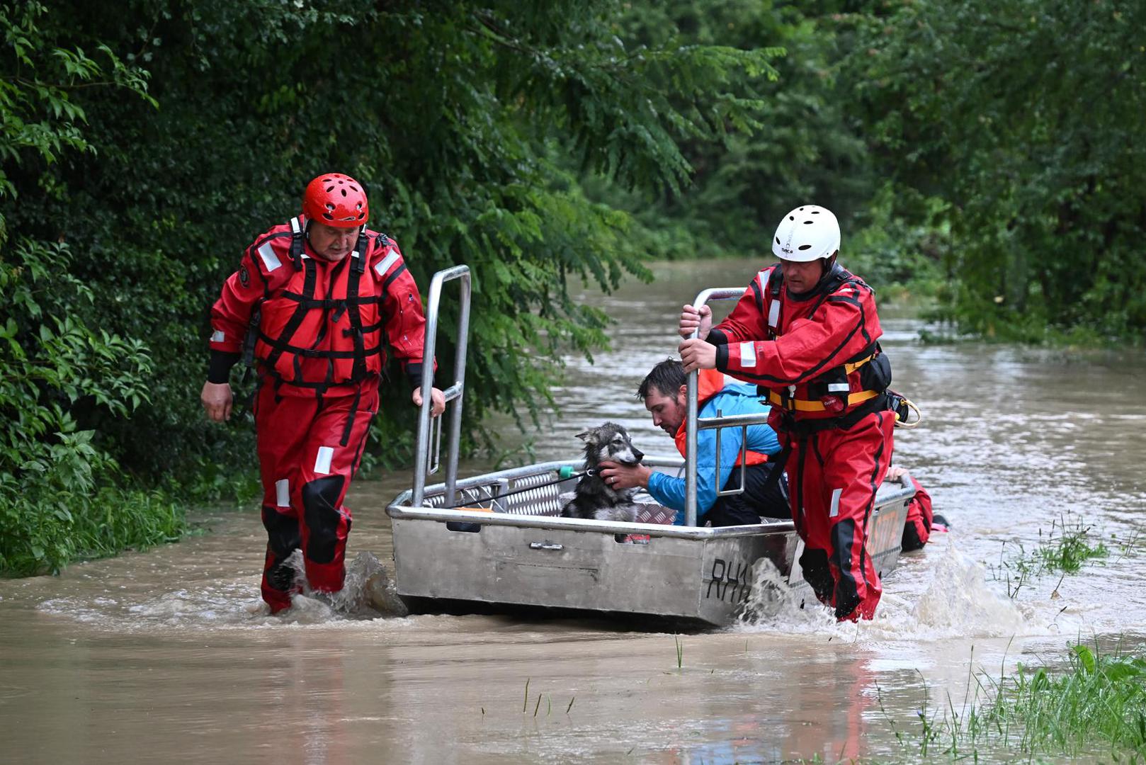 05.08.2023., Drenje Brdovecko - Civilna zastita i HGSS spasavaju zivotinje iz poplavljenjih domova Photo: Davor Puklavec/PIXSELL