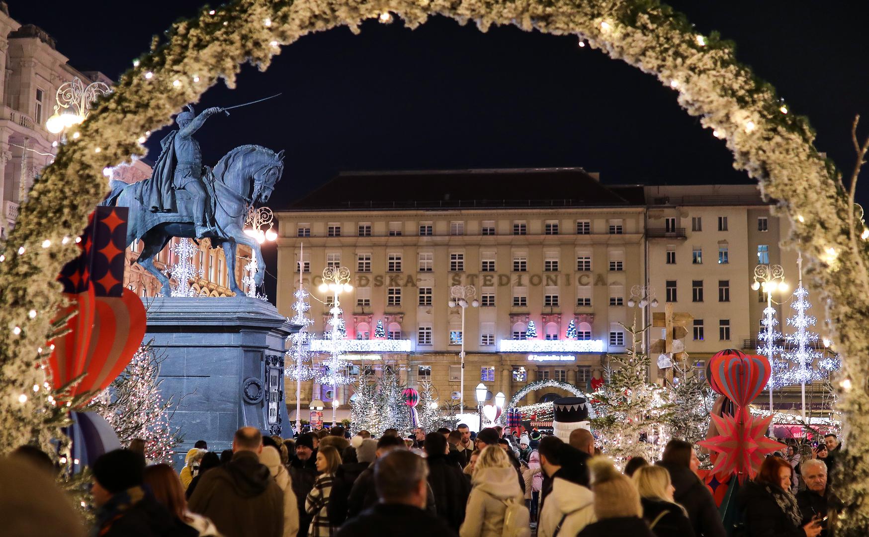 ‘Zagreb posjeduje sve karakteristike srednjoeuropske prijestolnice – kamene ulice, baroknu arhitekturu i šarm starog grada, ali uz dodatnu dozu čarolije koju zimska sezona donosi’, ističe Condé Nast Traveler, ‘U vrijeme Adventa, grad se pretvara u zimski raj s brojnim božićnim sajmovima, klizalištima i mnoštvom svjetlećih ukrasa’. 