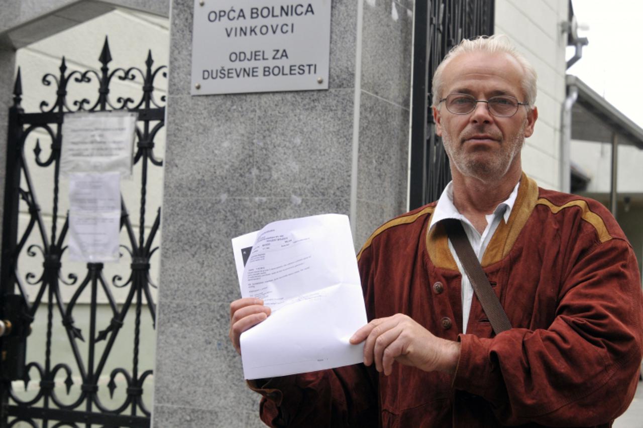 '10.10.2013., Vinkovci-Vinkovacki pisac Milan Macesic zali se da su ga u subotu u noci nakon sto je bio priveden u PP Otok zbog voznje bicikla u pijanom stanju fizicki zlostavljala dva policijska sluz