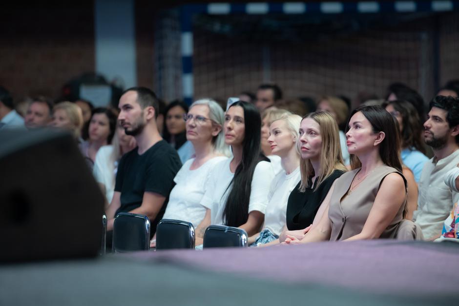 Zagreb: Severina u društvu prijateljica na predavanju Gurudeva Sri Sri Ravi Shankara