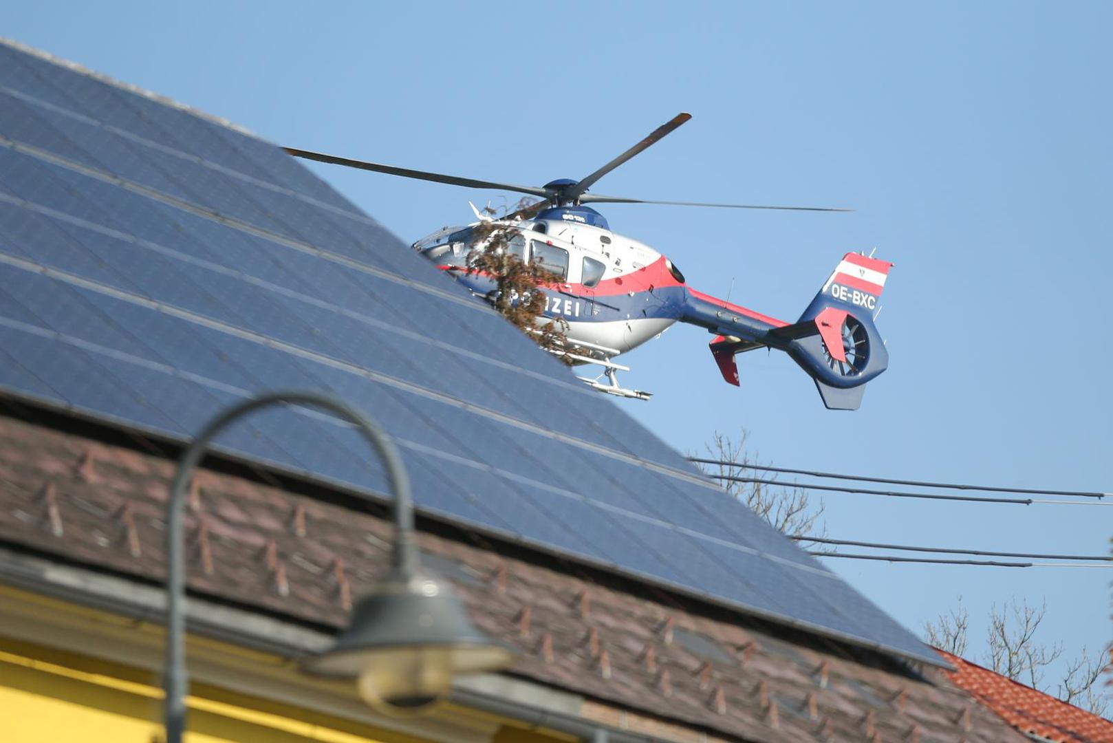 Gradom kruže oklopna vozila te regijom prelijeće policijski helikopter.

