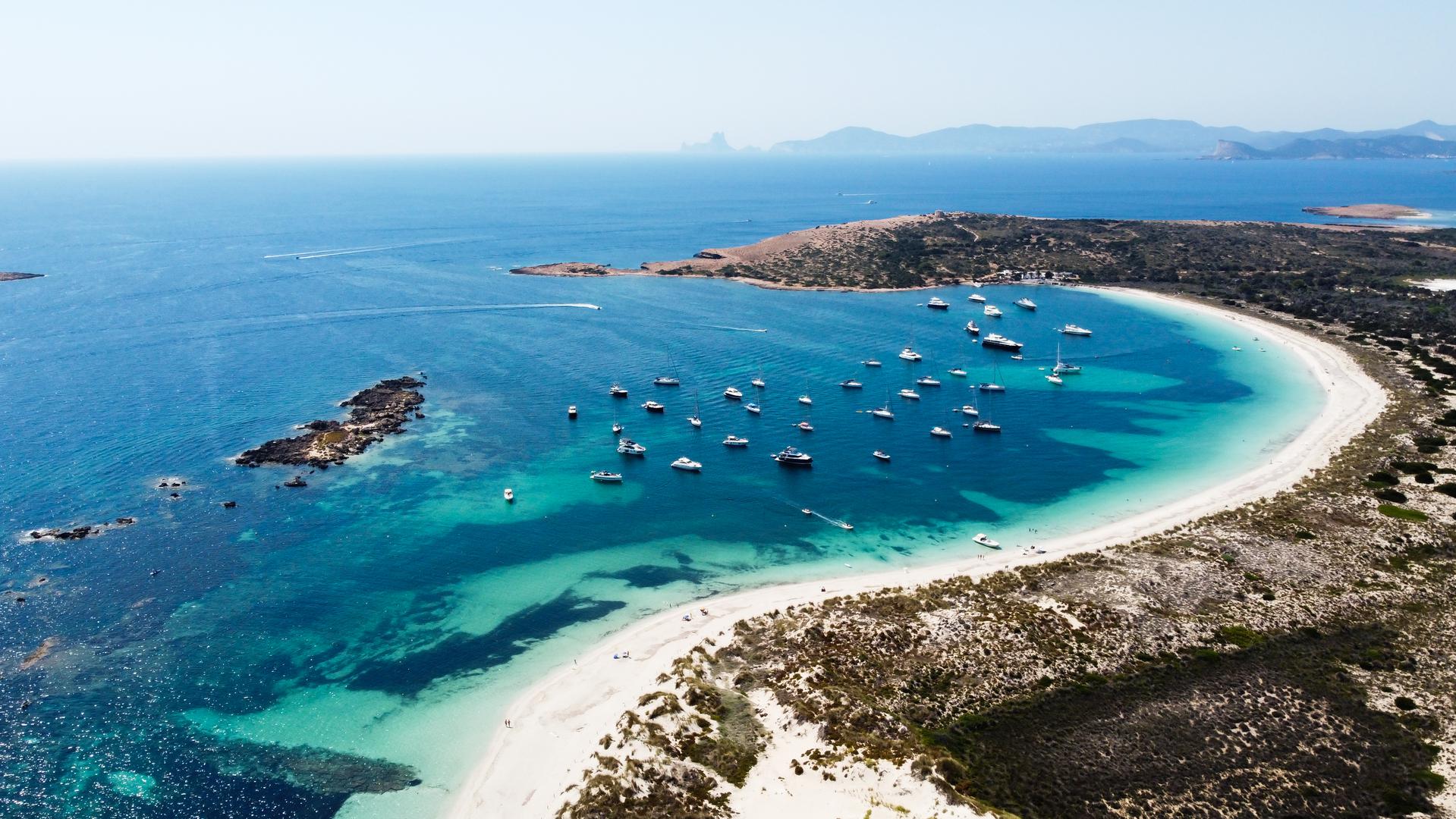 Formentera, Španjolska: Formentera je najmanji od španjolskih Balearskih otoka i do njega se može doći trajektom s Ibize. Putopisac Will Hide, koji je posjetio otok, rekao je: ‘Ako želite jesti, piti, opuštati se na plažama, plivati ​​u tirkiznoj vodi ili lutati po seoskim tržnicama, trebali biste svratiti do Formentere.’ Turistički portal Lonely Planet primijetio je da je otok ‘dizajniran za lijene dane provedene u izležavanju na nekim od najboljih plaža u Europi - od kojih neke imaju more zapanjujuće nijanse tirkizne boje.’ 