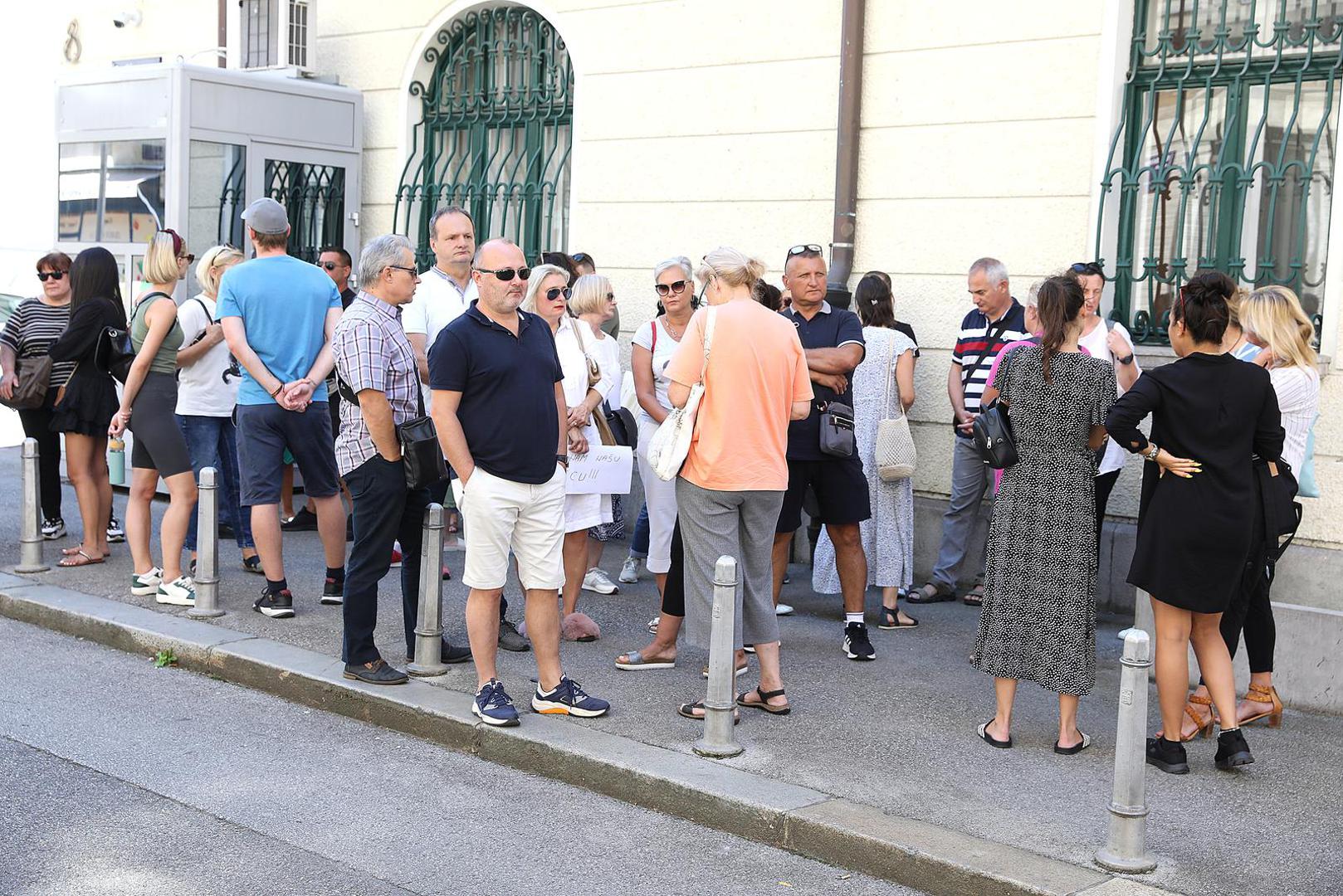 14.08.2023., Zagreb - Roditelji i clanovi obitelji navijaca Dinama uhicenih prosli tjedan u Ateni okupili su se ispred Ministarstva vanjskih poslova nakon sto su se jucer obratili za pomoc predsjedniku Vlade te puckoj pravobraniteljici. Svim hrvatskim navijacima odredjen je pritvor nakon sto su uhiceni prosli tjedan u Ateni zbog navijackih sukoba  u kojima je smrtno stradao jedan navijac AEK-a, a obitelji apeliraju na institucije da im se organizira pravicno sudjenje.  Photo: Patrik Macek/PIXSELL