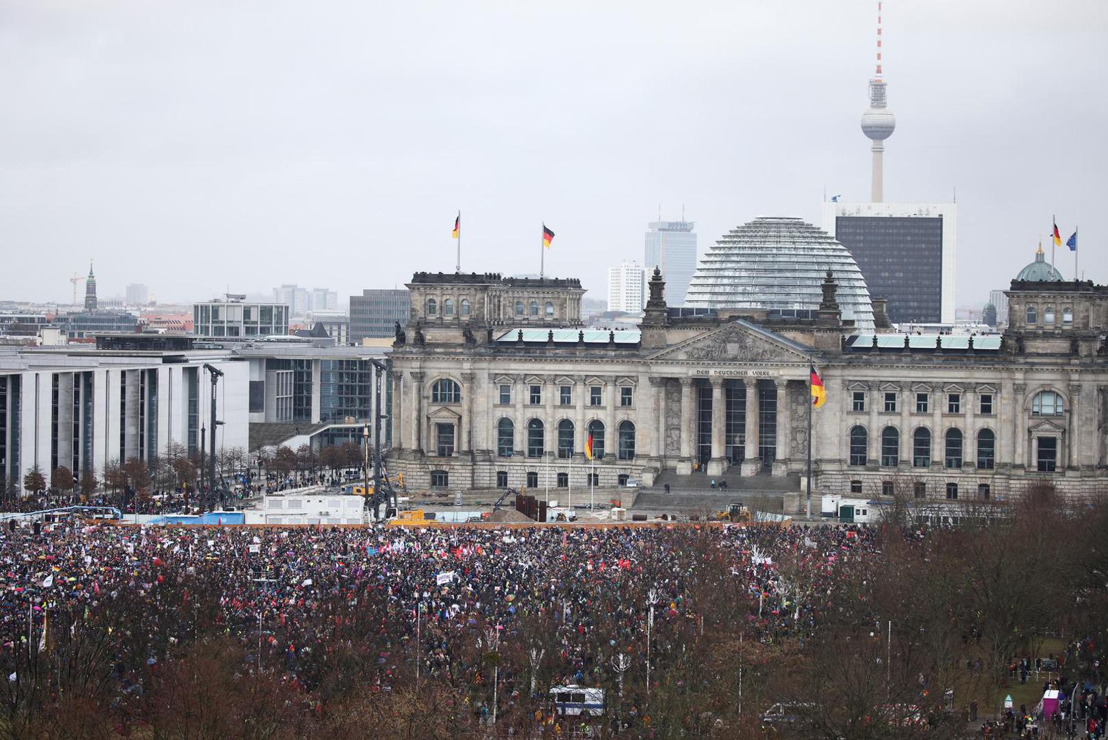 People attend a demonstration march to protest against right-wing extremism and for the protection of democracy in Berlin, Germany February 3, 2024. REUTERS/Liesa Johannssen Photo: LIESA JOHANNSSEN/REUTERS