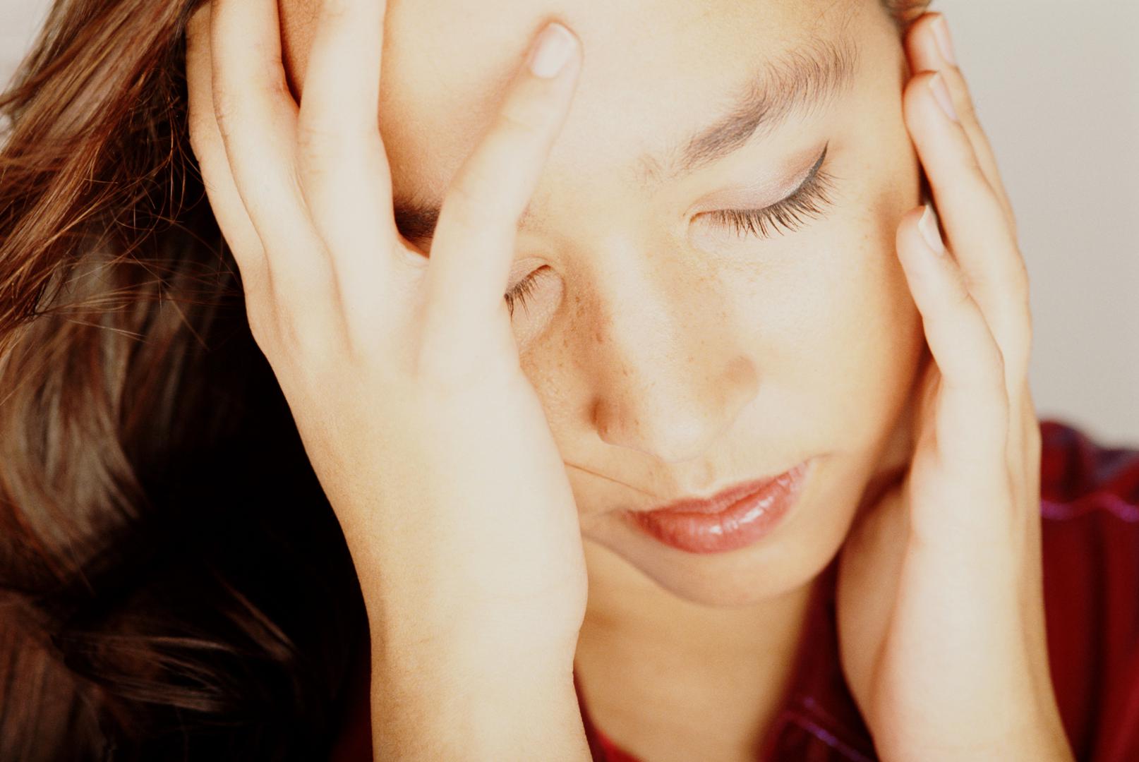 10 vrsta bolova koje nikad ne smijete ignorirati. Glavobolje koje iznenada sijevnu kao munja, bolne su i nestanu često imaju ozbiljnije posljedice. Sijevajuća bol u glavi može biti znak moždanog udara ili prolaznog ishemijskog napada. Moždani udar nastaje kada se krvni ugrušak, putujući kroz tijelo, probije do mozga, začepi moždanu arteriju te nastane prsnuće. Moždanom udaru prethode i neurološki ispadi, primjerice, stvari ispadaju iz ruke. Prolazni ishemijski napad neka je vrsta “mini moždanog udara”. Simptomi su vrtoglavica, privremeni vizualni problemi, a ponekad je pogođenoj osobi problem držati olovku u ruci. Ako se javi sijevajuća bol u glavi te drugi simptomi, treba otići neurologu. 