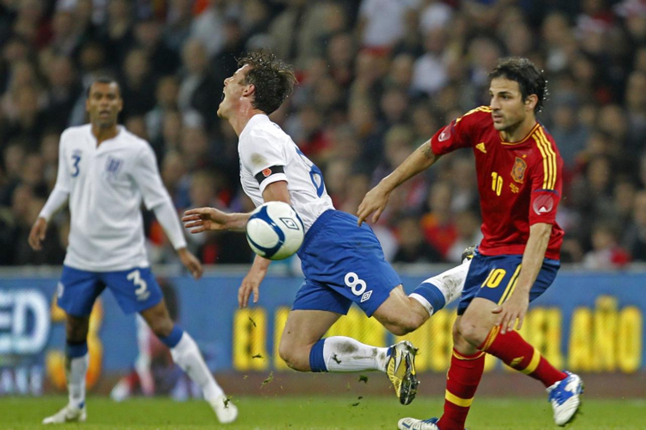 'England\'s midfielder Scott Parker (L) reacts after being tackled by Spain\'s midfielder Cesc Fabregas (R) during an International friendly football match between England and Spain at Wembley Stadium