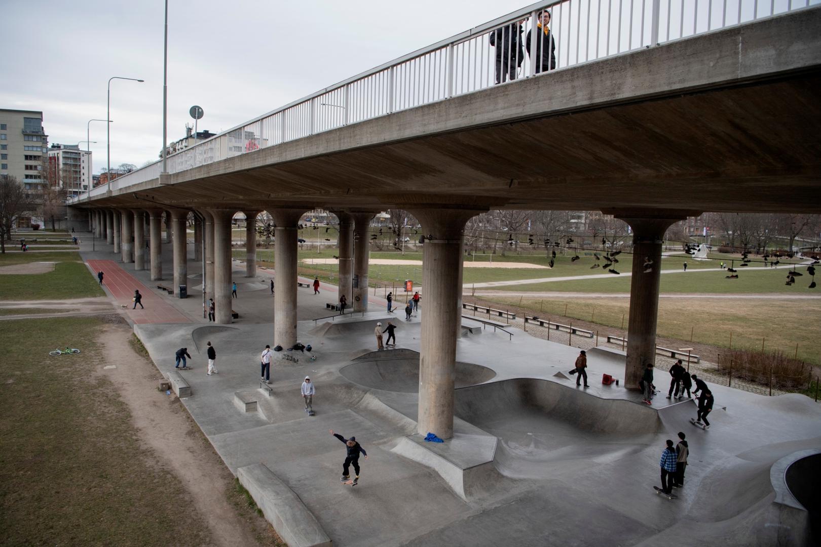 The spread of the coronavirus disease (COVID-19) in Stockholm Children and young people skate at Ralis Skatepark in central Stockholm, as the spread of the coronavirus disease  continues (COVID-19) in Stockholm, Sweden April 1, 2020. TT News Agency/Jessica Gow  via REUTERS   ATTENTION EDITORS - THIS IMAGE WAS PROVIDED BY A THIRD PARTY. SWEDEN OUT. NO COMMERCIAL OR EDITORIAL SALES IN SWE TT NEWS AGENCY