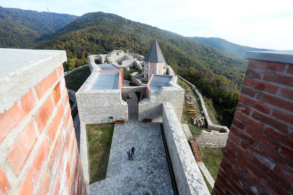 Obilazak Medvedgrada s crnom kraljicom povodom preuređenja tvrđave