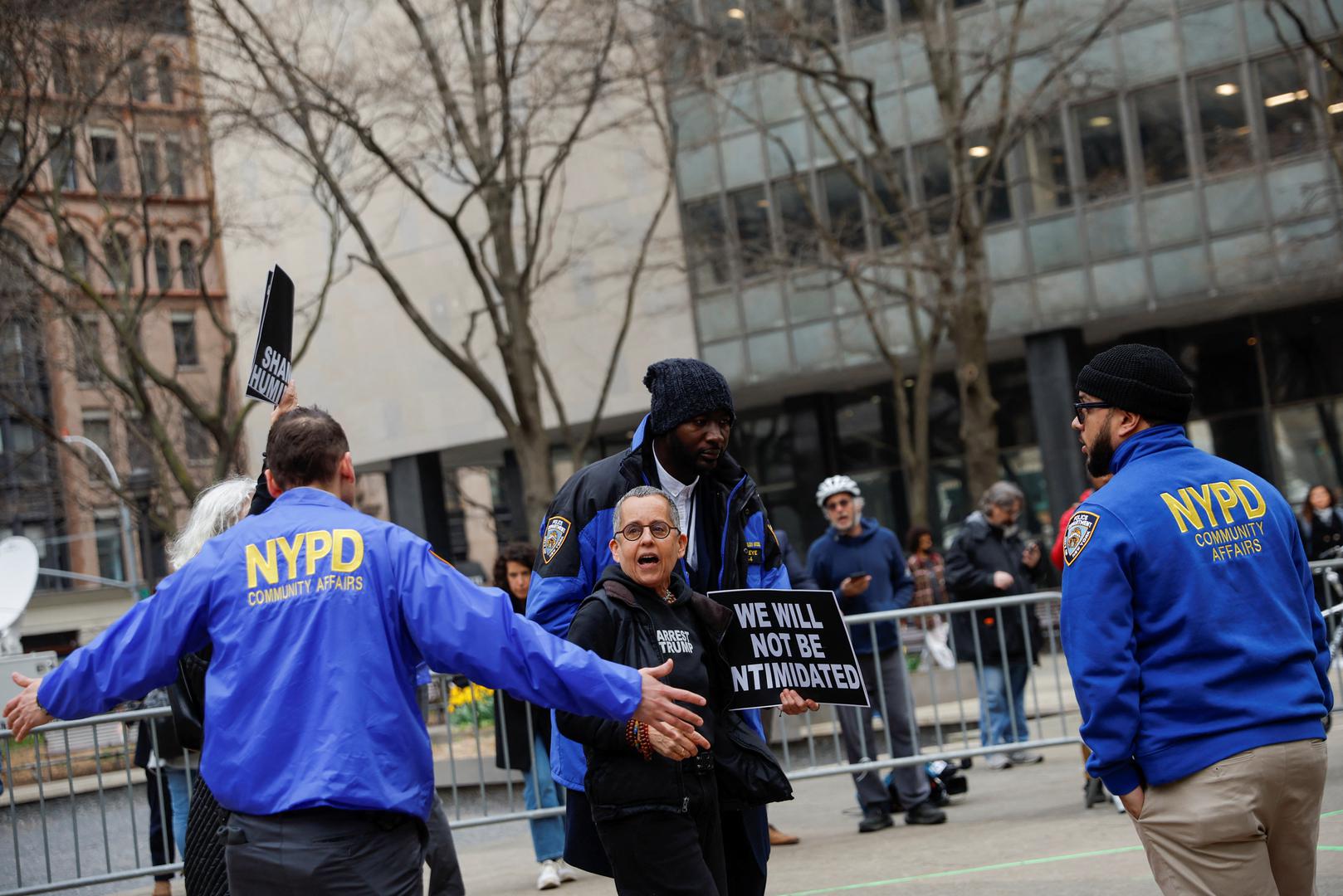 Law enforcement officers approach anti-Trump protesters outside Manhattan Criminal Courthouse, after former U.S. President Donald Trump's indictment by a Manhattan grand jury following a probe into hush money paid to porn star Stormy Daniels, in New York City, U.S., April 4, 2023. REUTERS/Amanda Perobelli Photo: AMANDA PEROBELLI/REUTERS