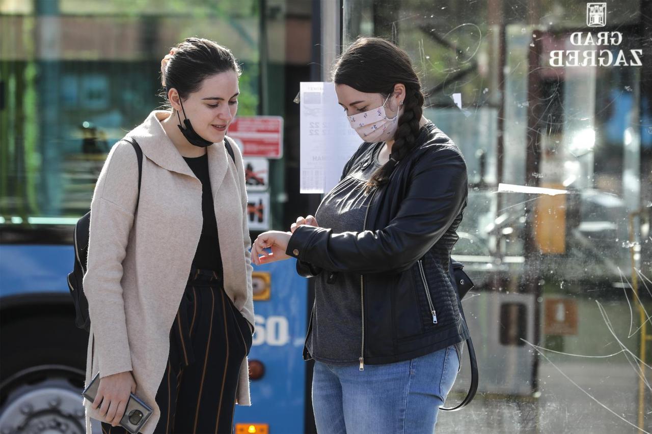 Zagreb: Građani sve više nose maske na otvorenom zbog sve većeg broja zaraženih