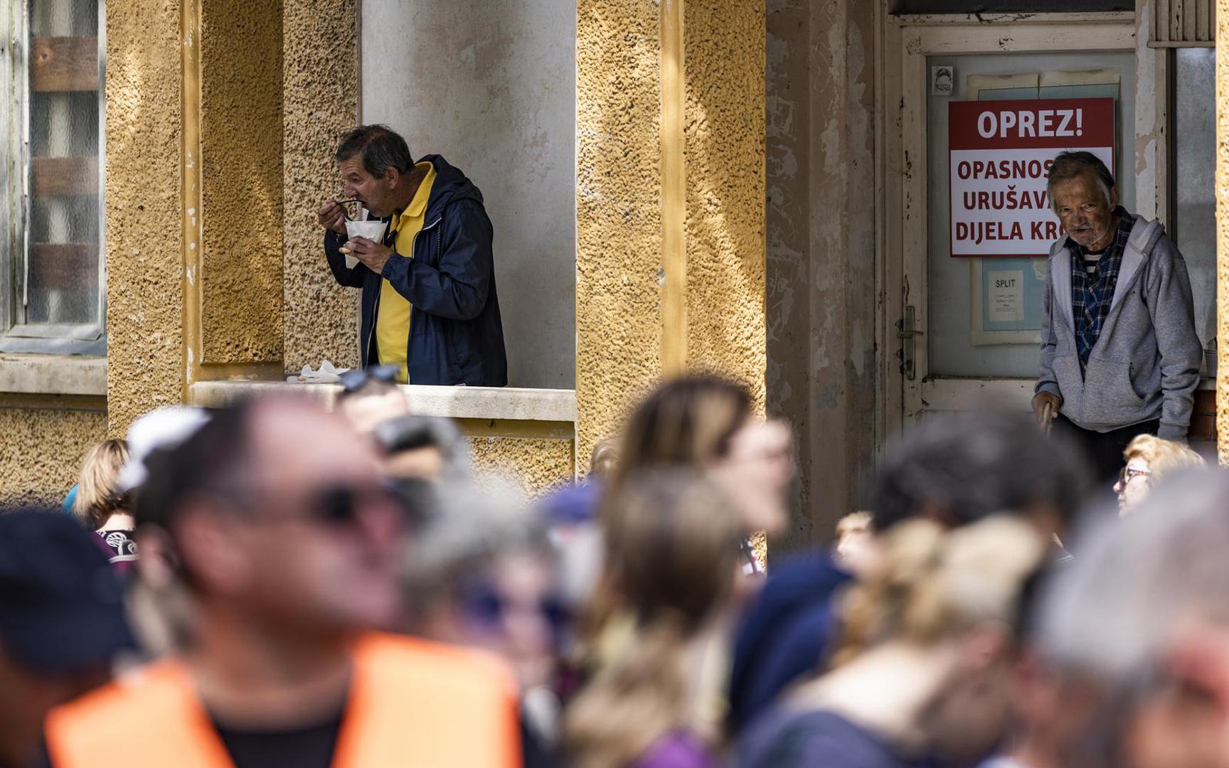 01.05.2023., Split - Podjela graha gradjanima na Marjanu povodom Praznika rada. Photo: Milan Sabic/PIXSELL