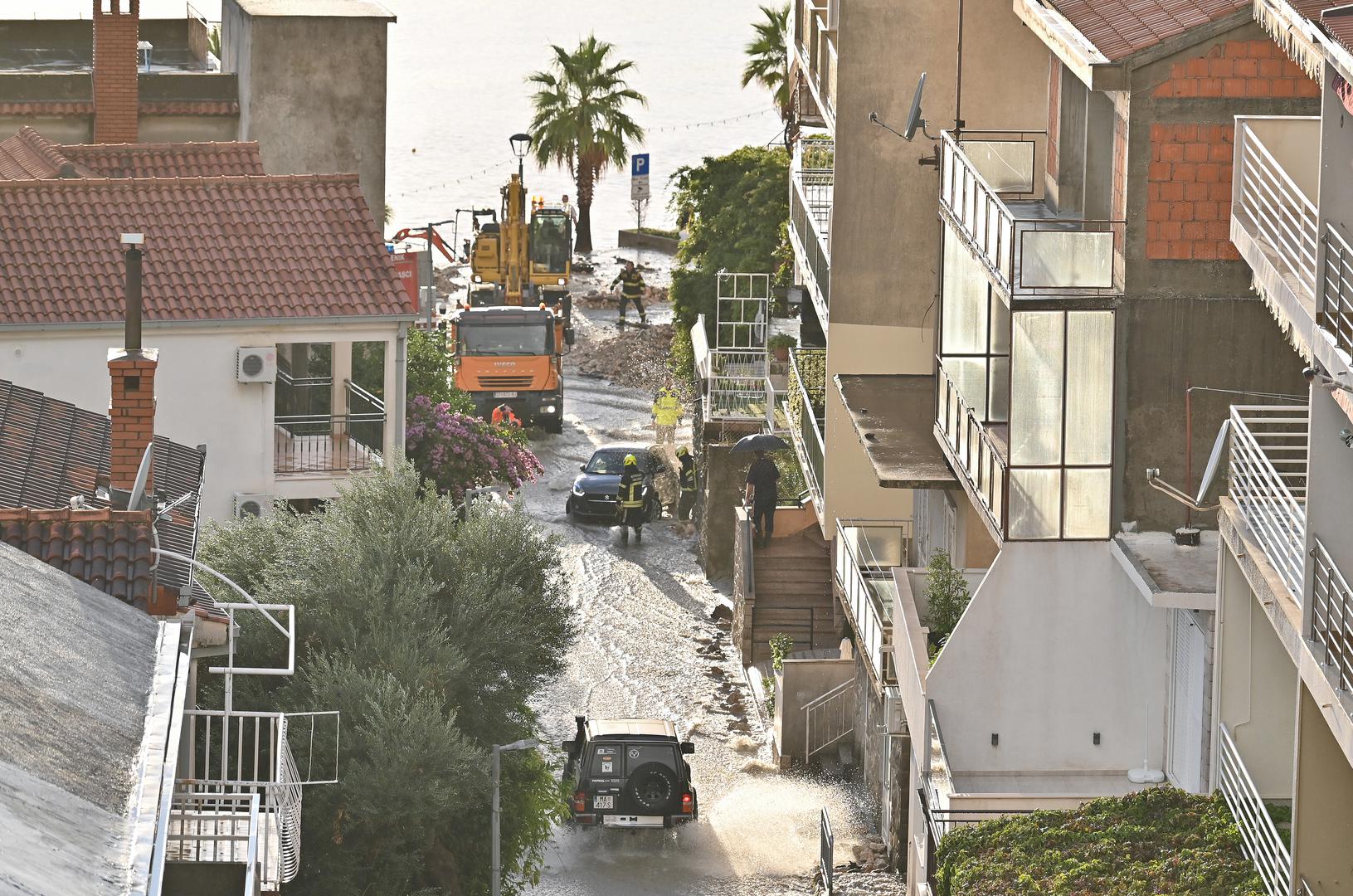 05.10.2024., Podgora - Jako nevrijeme gdje je palo do 140 litara kise po cetvornom metru strovilo je bujice na ulicama Podgore. Photo: Matko Begovic/PIXSELL