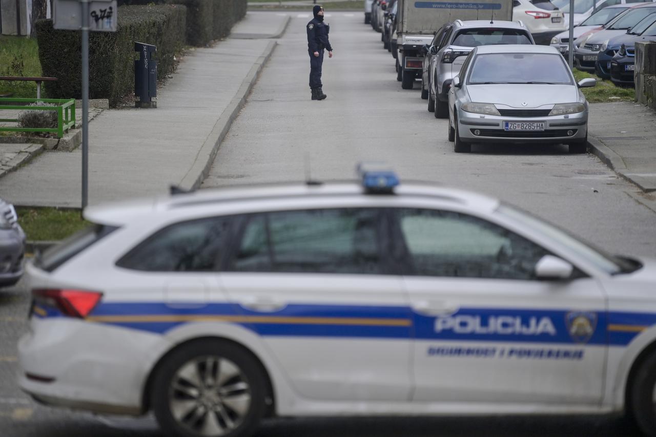 Zagreb: Policija ispred Elektrotehničke i Strojarsko tehničke škole u Voltinom