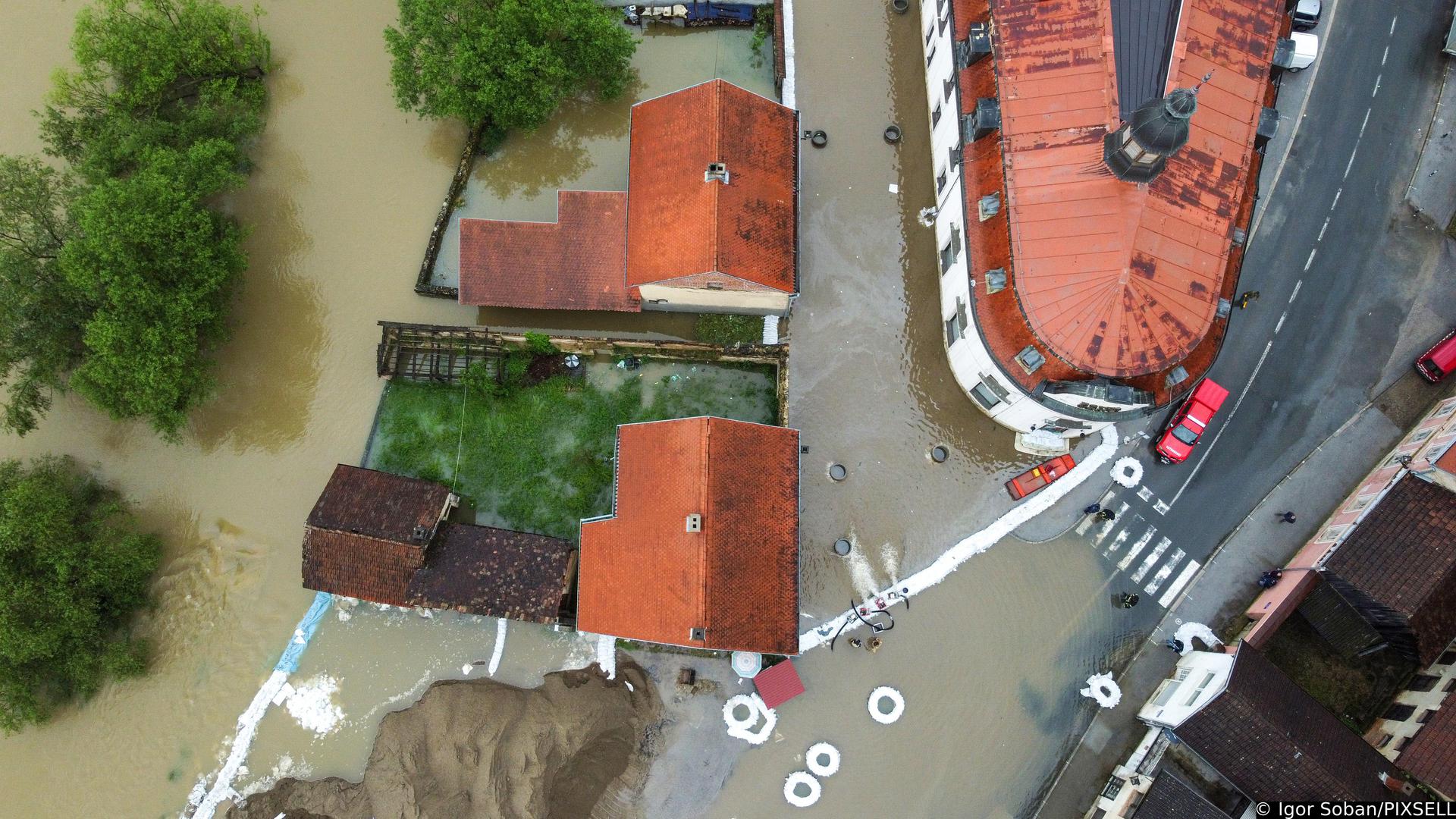 17.05.2023., Hrvatska Kostajnica - Rijeka Una   kod Hrvatske Kostajnice u 24 sata je narasla dodatnih pola metra i poplavila i vise djelove grada, zatvorena je i cesta do granicnog prijelaza. Photo: Igor Soban/PIXSELL