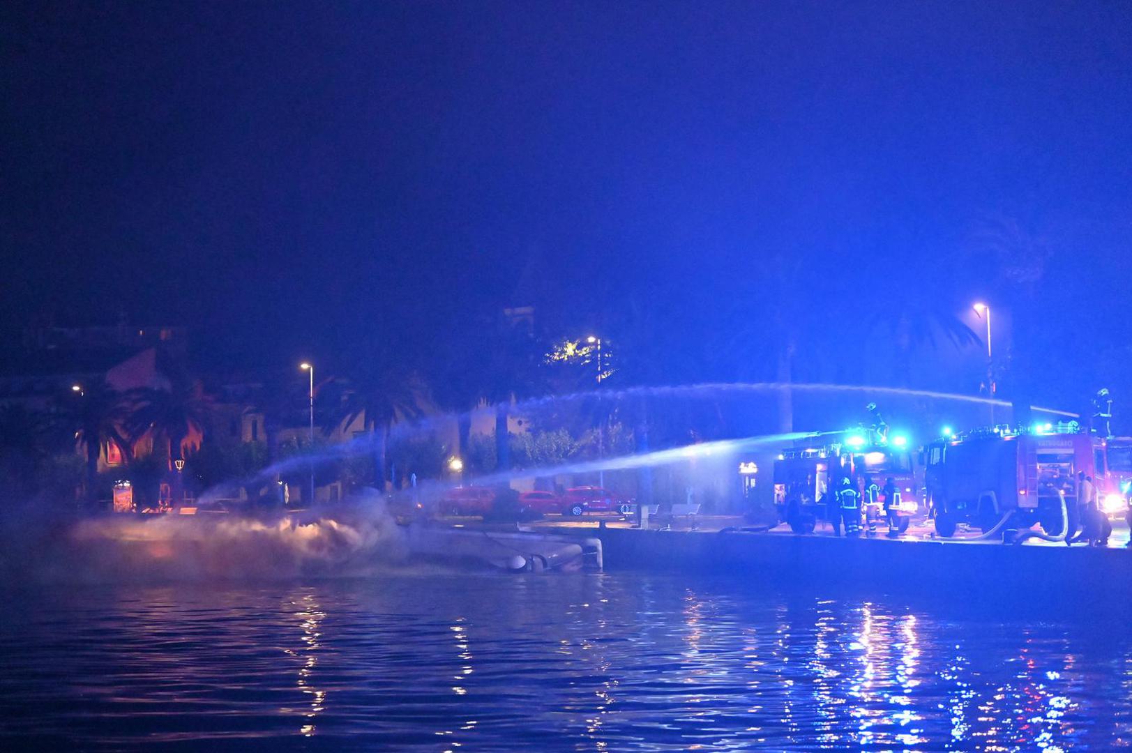 Tri osobe bile su na brodu u trenutku kada je požar buknuo, no uspjele su na vrijeme pobjeći.