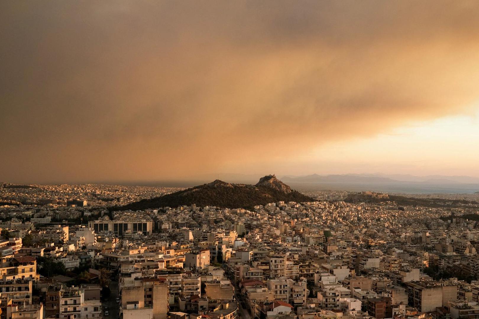 Lycabettus hill is seen as smoke blankets Athens, following a wildfire in the village of Varnavas, Greece, August 11, 2024. REUTERS/Elias Marcou     TPX IMAGES OF THE DAY Photo: ELIAS MARCOU/REUTERS