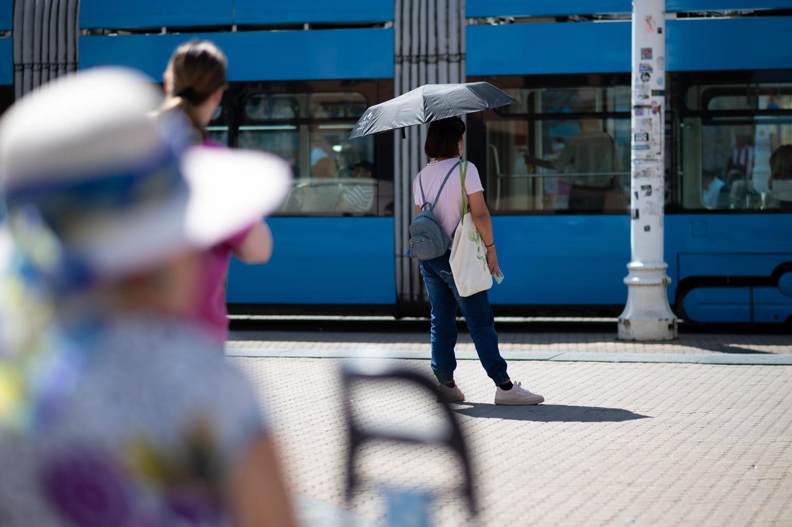 09.08.2024., Zagreb - Ponovno je stigao toplinski val, a gradani traze osvjezenje, skrivaju se u hladovinu, suncaju se i ne izlaze bez sesira. Photo: Marko Juric/PIXSELL