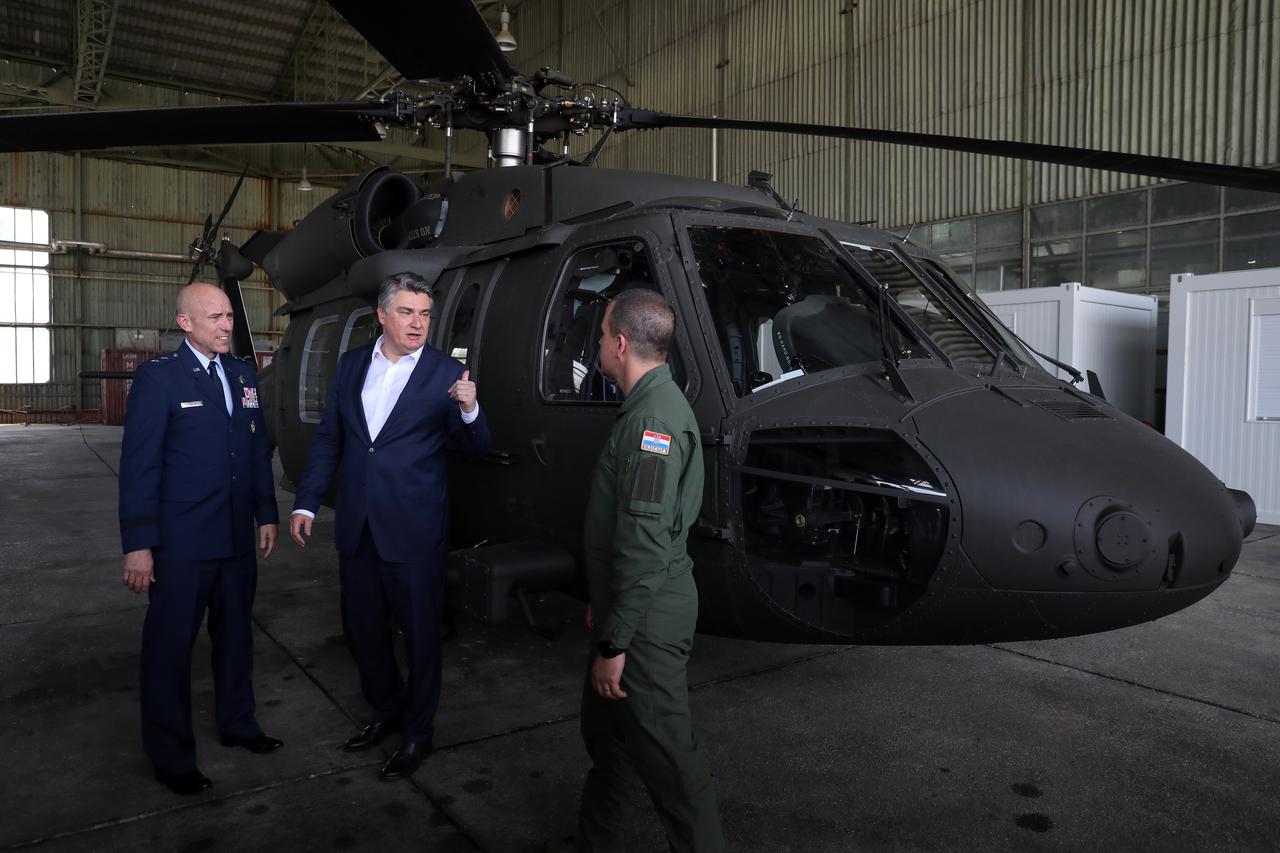 Zagreb: Preuzimanje helikoptera Black Hawk kojem su nazočili Milanović i Banožić