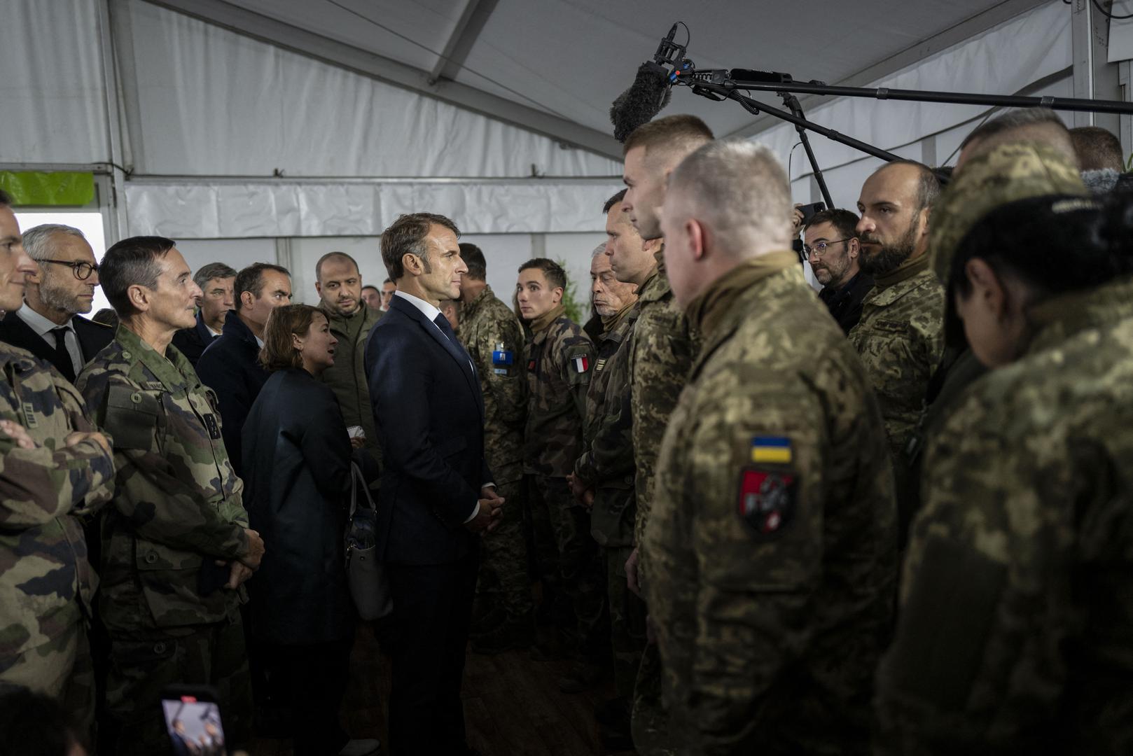 Le président Emmanuel Macron visite un camp militaire où viennent se former des combattants d'Ukraine dans l'est de la France le 9 octobre 2024. © Eliot Blondet / Pool / Bestimage French President Emmanuel Macron speaks with Ukrainian soldiers (and French soldiers) during a visit in a military camp, for the first time since France has trained Ukrainian troops for the country’s fight against the Russian invasion, in eastern France on October 9, 2024. Photo: Eliot Blondet / Pool / Bestimage/BESTIMAGE