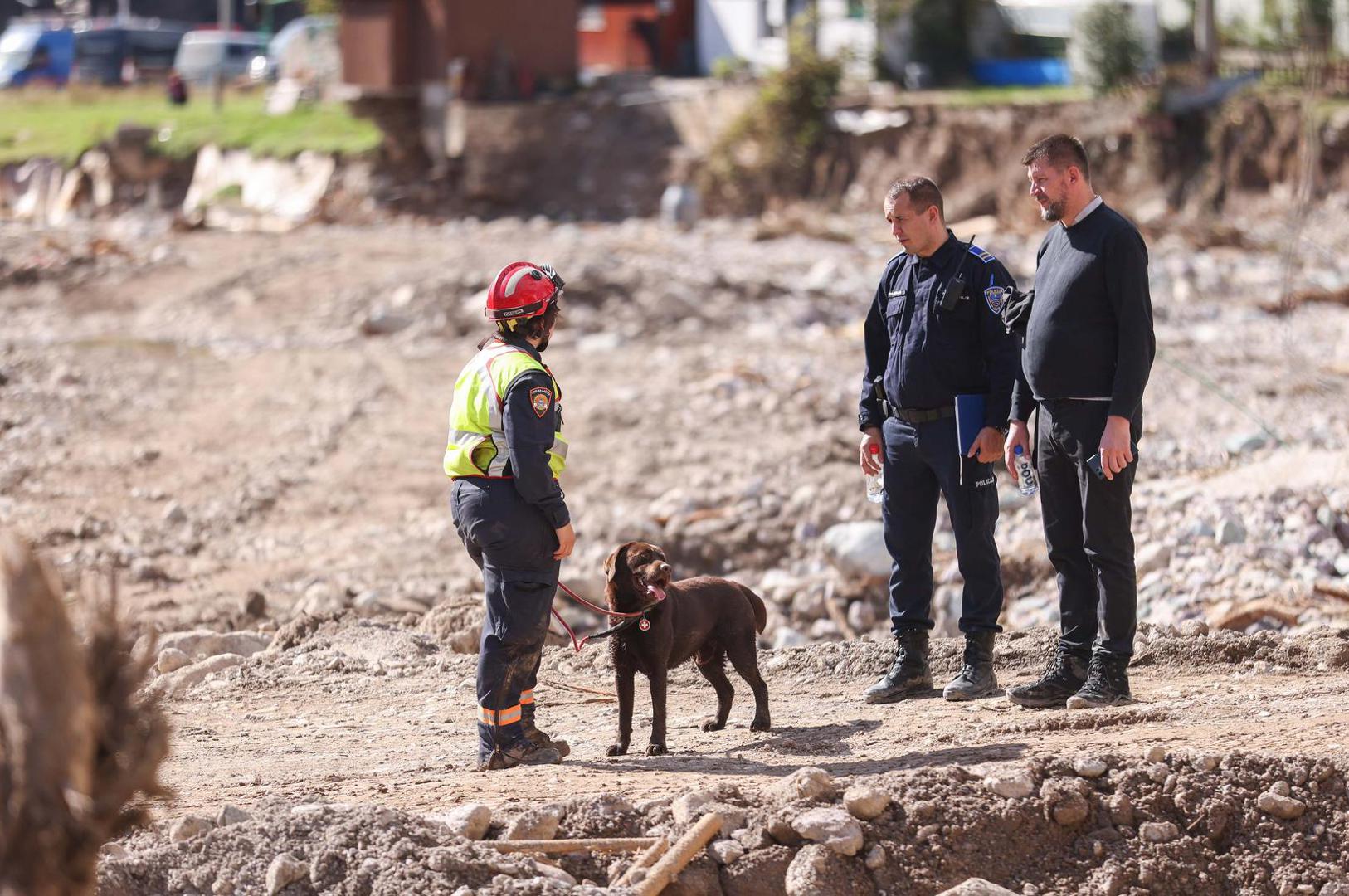 Tu su 32 pripadnika iz Državne intervencijske postrojbe civilne zaštite, dva iz Hrvatskog centra za potresno inženjerstvo i tri iz Hrvatskog Crvenog križa) i tri potražna psa te 17 vozila, izvijestilo Ravnateljstvo civilne zaštite