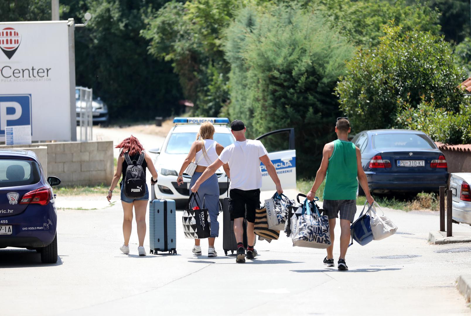 09.07.2024., Pula: Nemali broj interventnih policajaca, blokiran kvart, odvjetnici i rijetki stanari pulske poslovno-stambene zgrade popularne "Porecanke", obiljezili su ovo vruce pulsko jutro. Photo: Sasa Miljevic / PIXSELL/PIXSELL