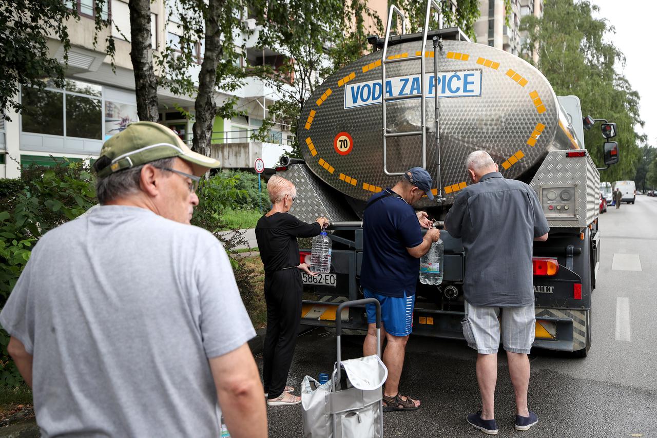 Cisterna s vodom za piće opskrbljuje građane Novog Zagreba