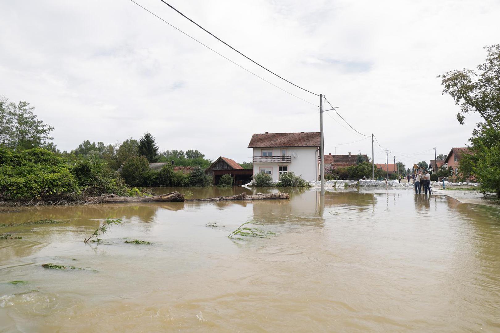 09.08.2023., Drnje - U naselju Drnje voda se povlaci iz kuca i dvorista. Photo: Luka Stanzl/PIXSELL