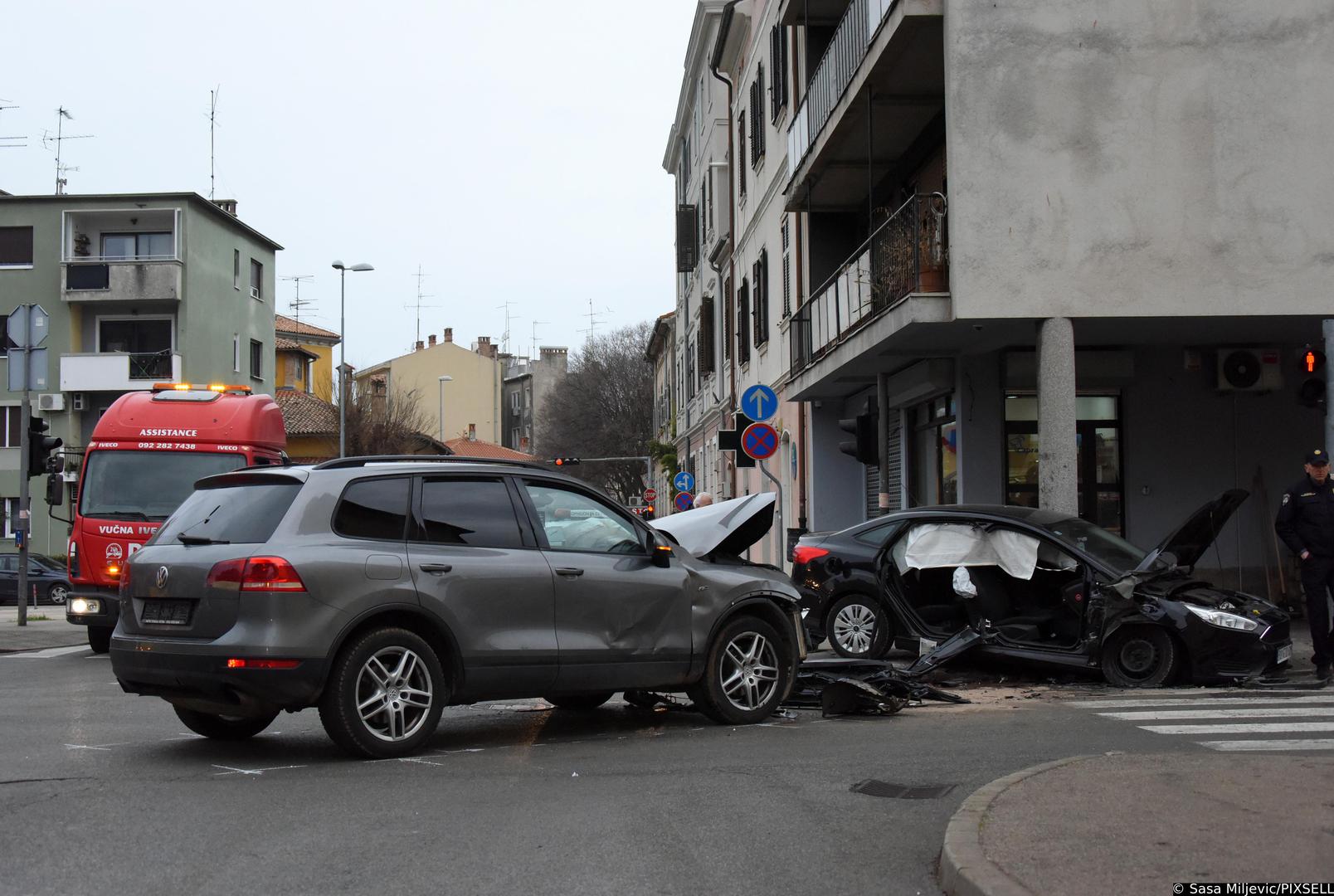 09.02.2024., Pula: Prometno krizanje Stankoviceve i Zagrebacke ulice, Puljanima je crna tocka u prometu, odnosno mjesto u centru grada, gdje se najcesce dogadjaju prometne nesrece.  Photo: Sasa Miljevic/PIXSELL