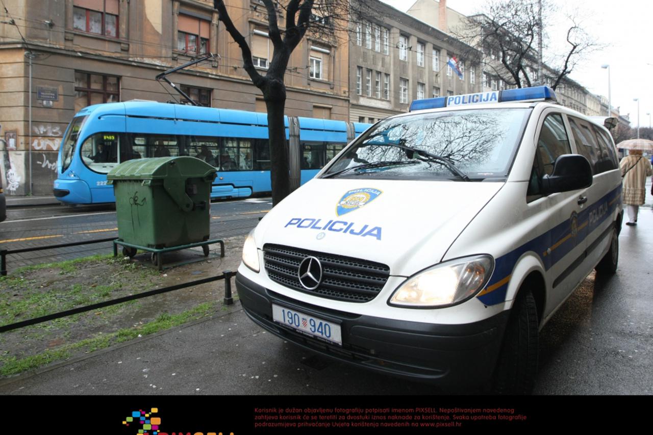 tramvaj,vodnikova,policija (1)