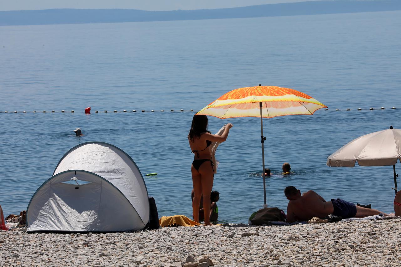 Rijeka: Građani se na razne načine štite od topline