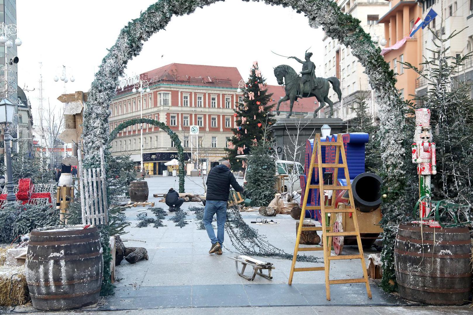 13.12.2022., Zagreb -Zbog planiranog doceka nogometne reprezentacije nakon Svjetskog prvenstva uklanjaju se bozicne dekoracije sa Trga bana Jelacica. Photo: Patrik Macek/PIXSELL