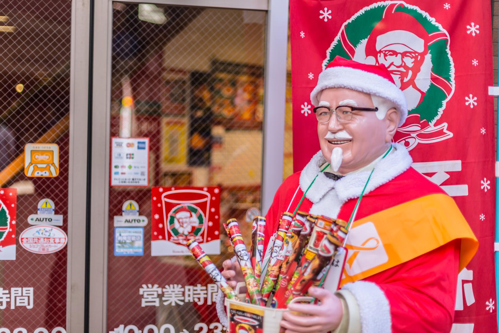 1. Japan: Zaboravite božićnu puricu. Za mnoge Japance, tradicionalna božićna večera je KFC. Zbog kombinacije malih japanskih pećnica i pametne marketinške kampanje koja je uvjerila lokalno stanovništvo da je pržena piletina tradicionalno američko blagdansko jelo, potrebno je rezervirati mjesto za jelo u KFC-u na Božić, a piletina se poslužuje u posebnom blagdanskom pakiranju. Uoči Božića, maskota KFC-a, pukovnik Sanders, ispred KFC-ovih prodajnih mjesta u Japanu nosi opremu Djeda Božićnjaka. Potražnja je tolika da je stvorena online usluga da naručite svoj božićni obiteljski paket unaprijed pa vam ga dostave na kućnu adresu.