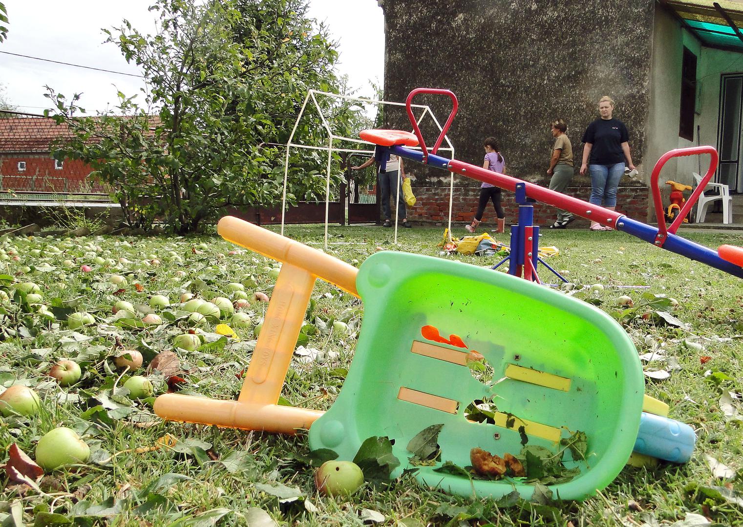 20.07.2011., Slatina - U ponedjeljak oko 18 sati na podrucju Opcine Sopje olujno nevrijeme praceno tucom velicine oraha u desetak minuta ostetilo je usjeve od 50 do 100 posto na vise od 2000 hektara povrsina. Stete se procijenjuju i ocekuje se proglasenje elementarne nepogode . rPhoto: Maja Santosi/PIXSELL