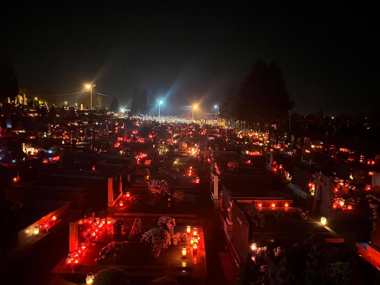 Blagdan Svih svetih je i državni blagdan u Republici Hrvatskoj na koji građani tradicionalno obilaze groblja u spomen na svoje najmilije. U crkvi se Spomen svih vjernih mrtvih ili Dušni dan obilježava dan kasnije, 2. studenoga.