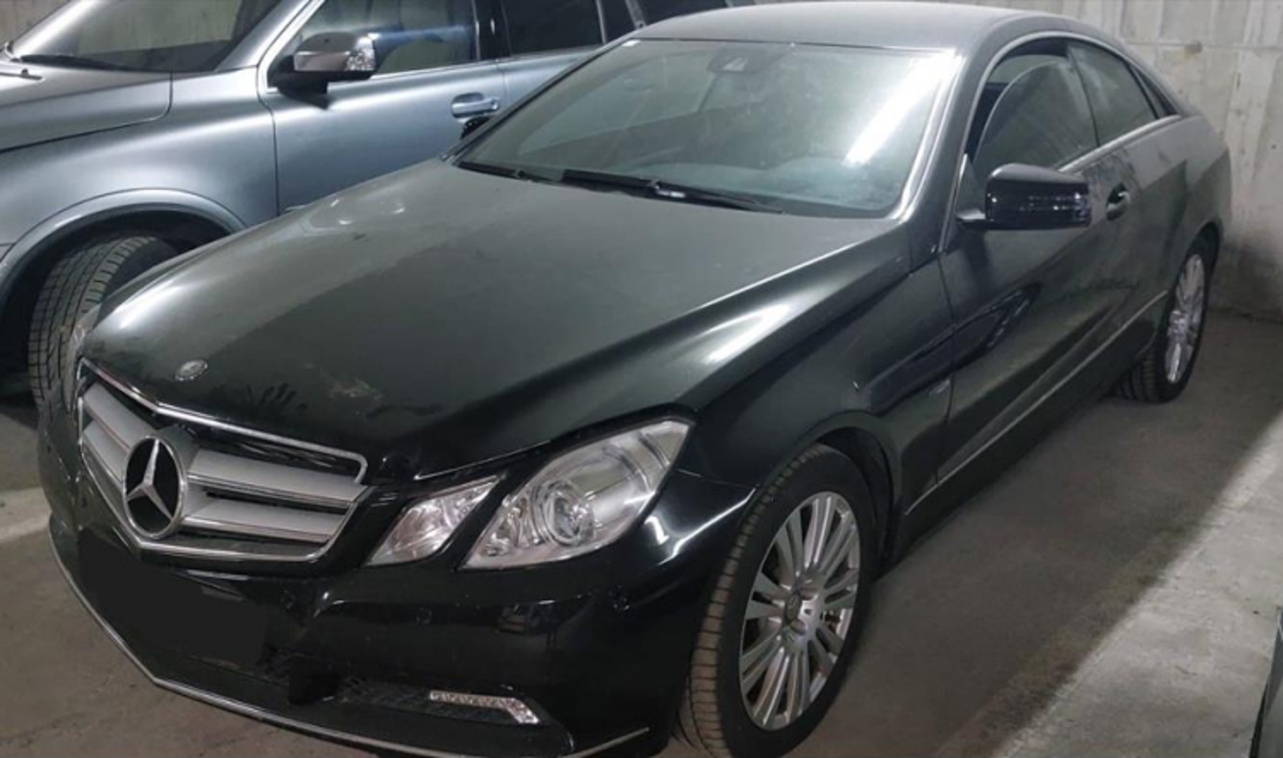 Mercedes klasa E 350 CDI: Godina proizvodnje je 2010., boja je crna, a snaga motora je 170 kW. Mjenjač je automatski, pogon stražnji, a početna cijena mu je 9.867,15 eura uz trošak procjene od 53,09 eura te jamčevinu od 1000 eura. 
