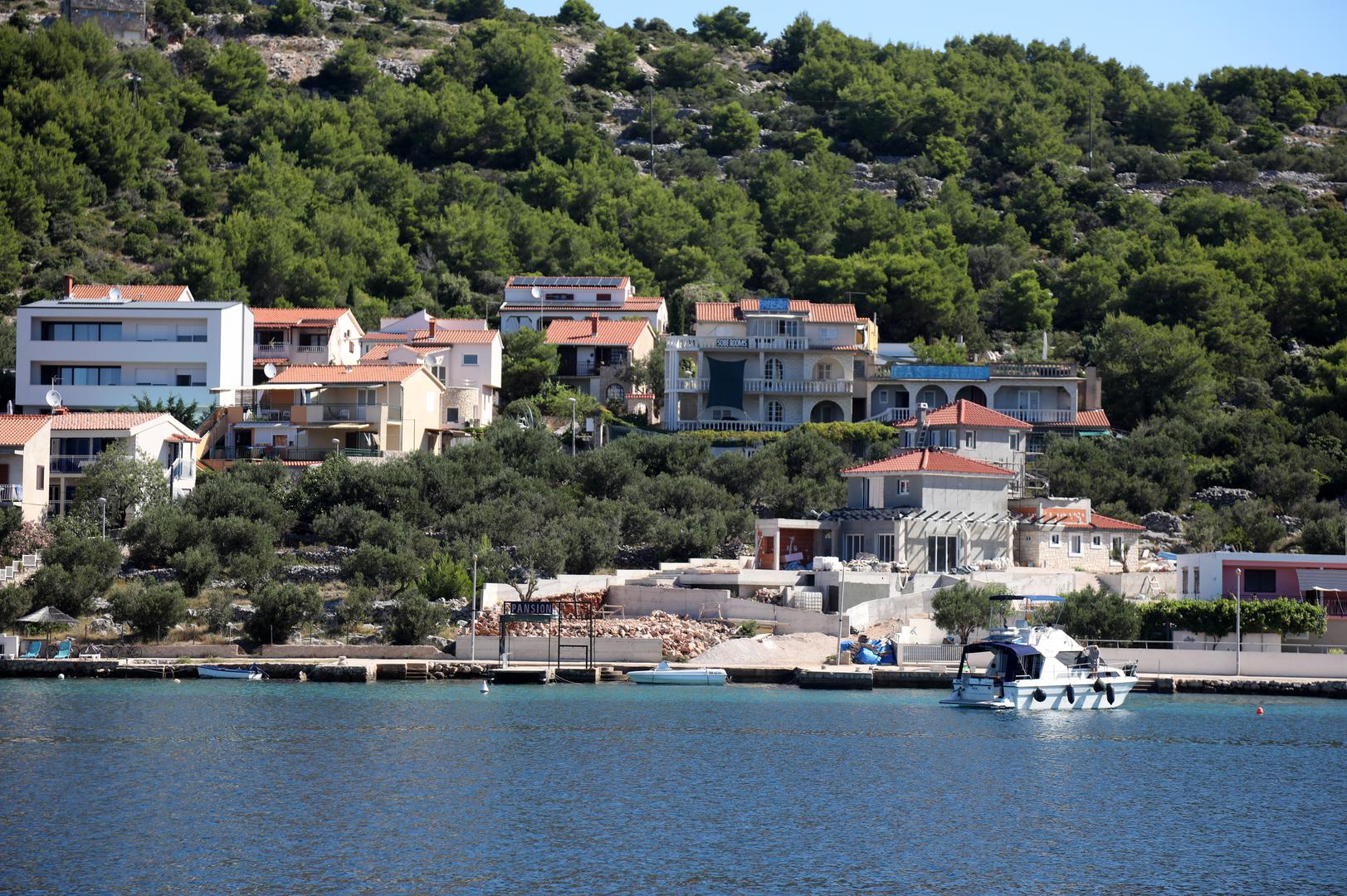 Kaprije (186 stanovnika) - Kaprije, dio šibenskog arhipelaga, nudi autentično otočko iskustvo s čistim plažama i tradicionalnom mediteranskom atmosferom.