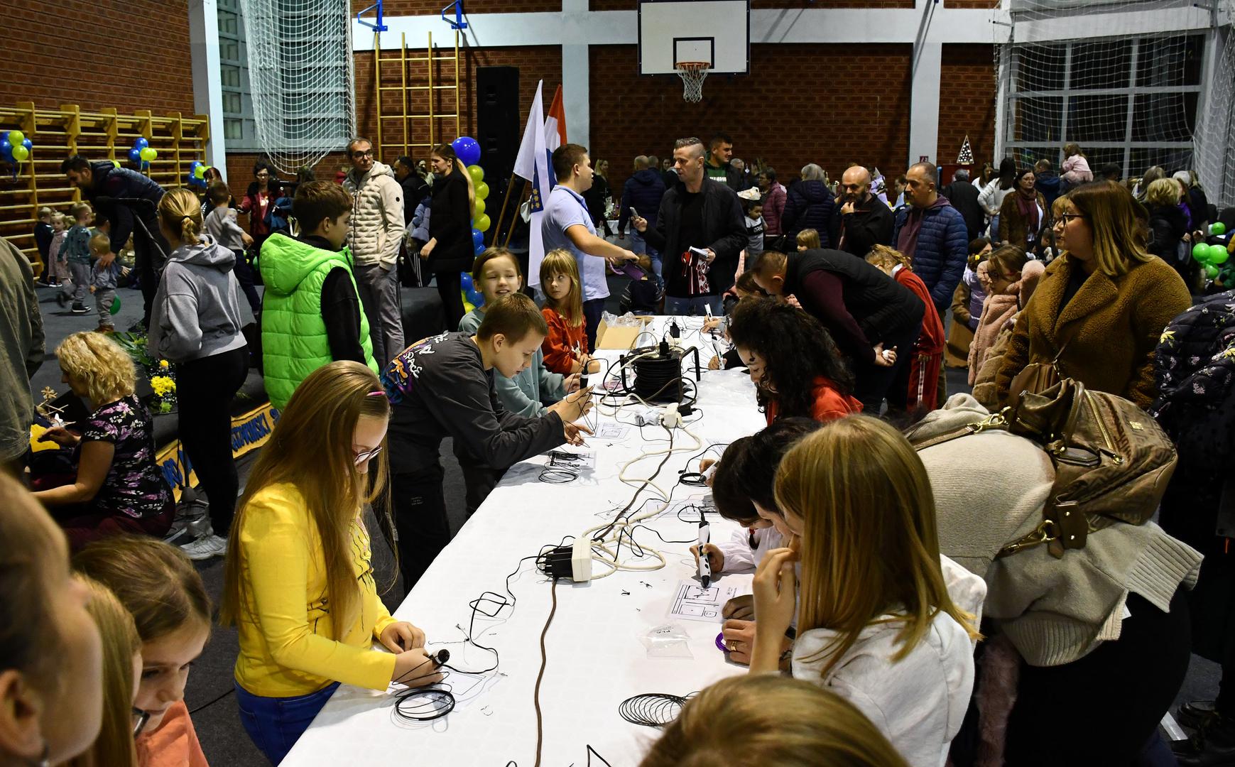 23.11.2023., Slavonski Brod - Inovativna udruga Inncro-IT izlaze na Katarinskom sajmu obrtnistva,l a odrzali su i nekoliko radionica za najmladje. Photo: Ivica Galovic/PIXSELL