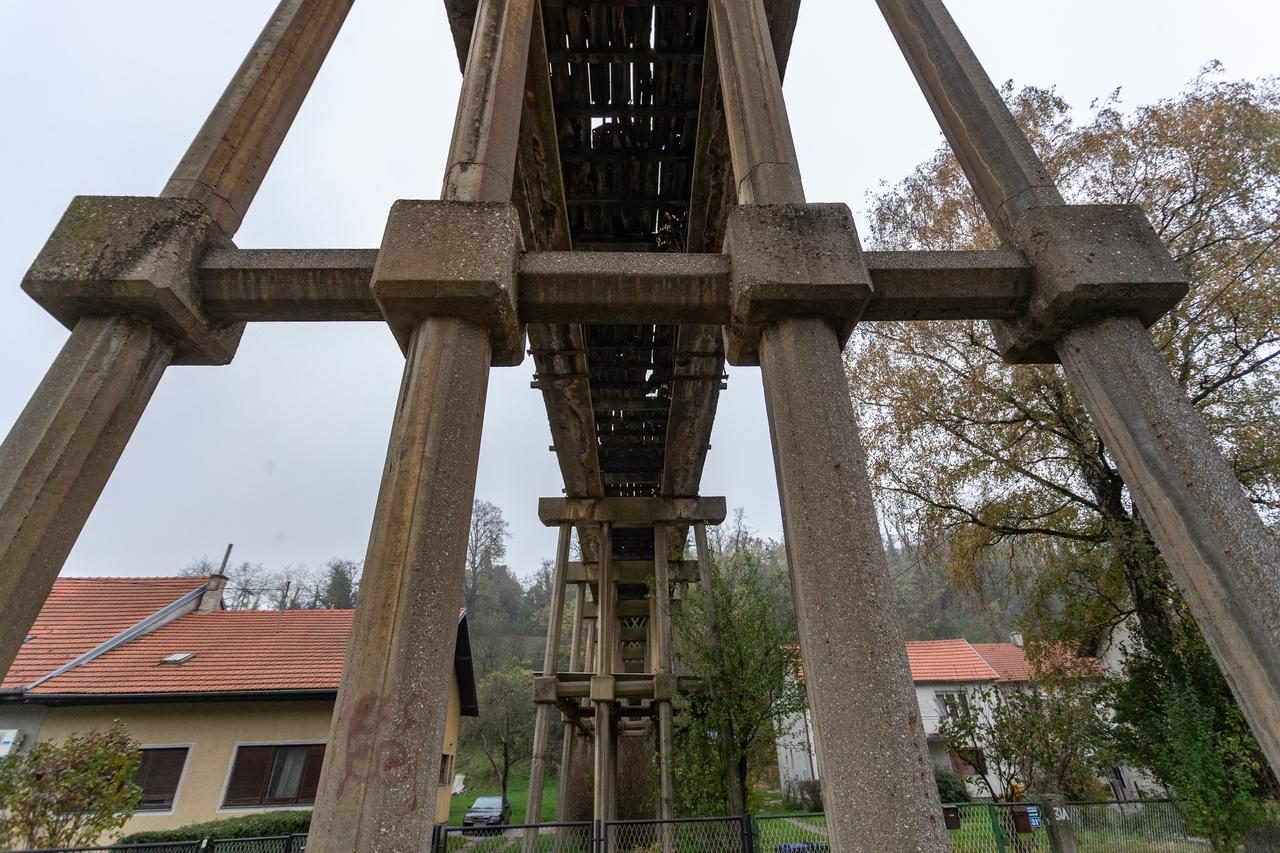 Nekadašnja pokretna traka za transport sirovine s Grmoščice do ciglane na Črnomercu