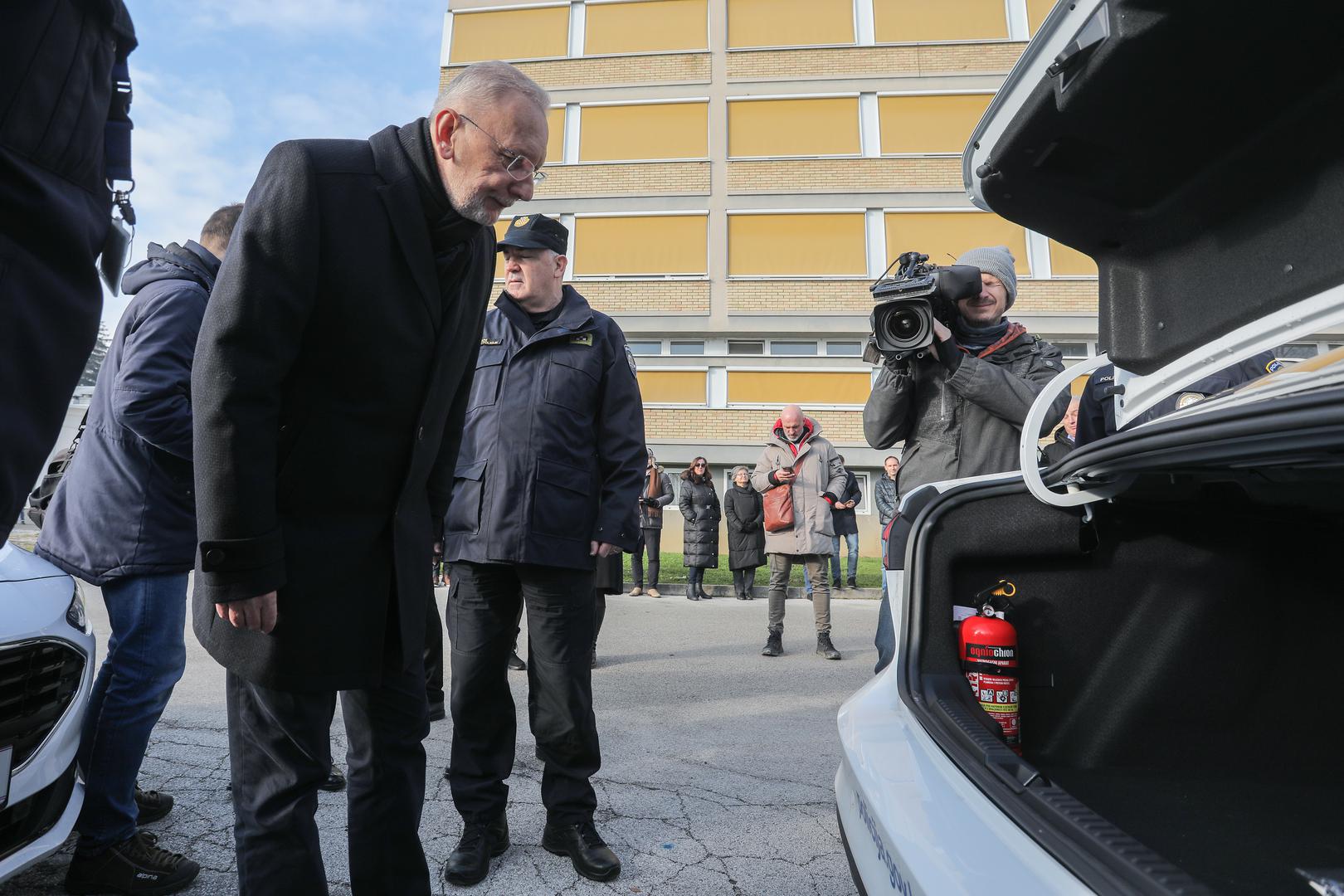 15.12.2022., Zagreb - Na Policijskoj akademiji potpredsjednik Vlade i ministar unutarnjih poslova RH dr. sc. Davor Bozinovic prisustvovao je primopredaji novih vozila s policijskim obiljezjima za policijske uprave. Radi se o primopredaji novog kontingenta od 175 vozila s policijskim obiljezjima marke Ford Focus Connected 1.5 EcoBlue od kojih je njih 50 bilo izlozeno na platou Policijske akademije. Photo: Tomislav Miletic/PIXSELL