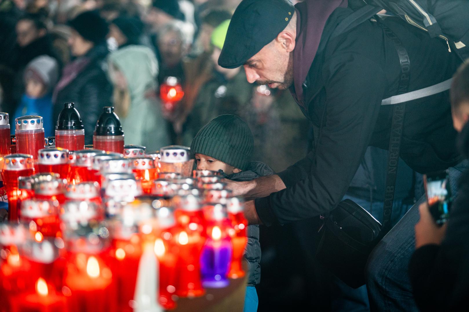 Molitvom u krugu vukovarske bolnice Vukovarci su se u nedjelju navečer prisjetili žrtava agresije na svoj grad heroj 1991. godine. 