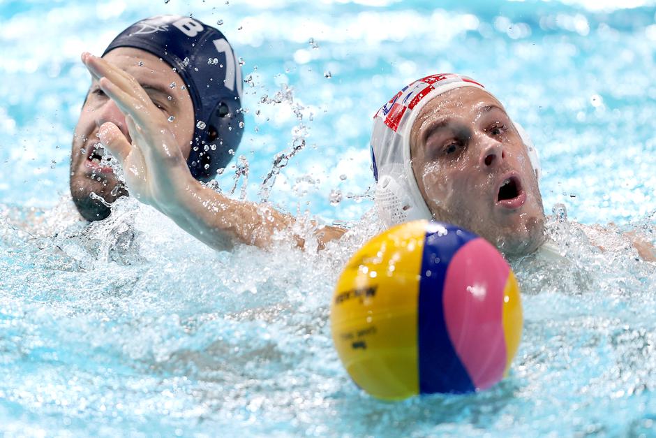 Hrvatski vaterpolisti pobijedili su Srbiju sa 14:12 u te osigurali plasman u četvrtrfinale  Olimpijade