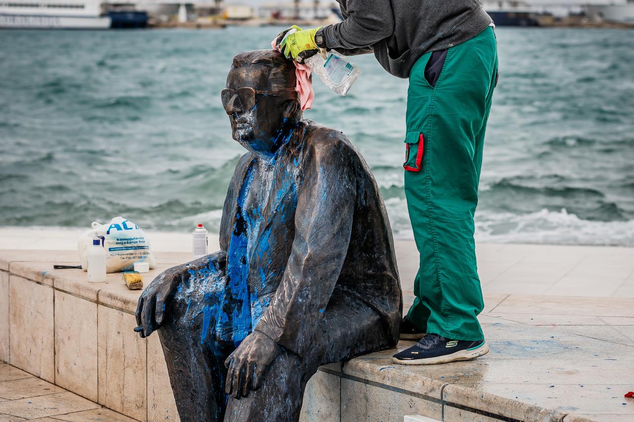 Split: Vandali bojom zalili spomenik Miljenku Smoji