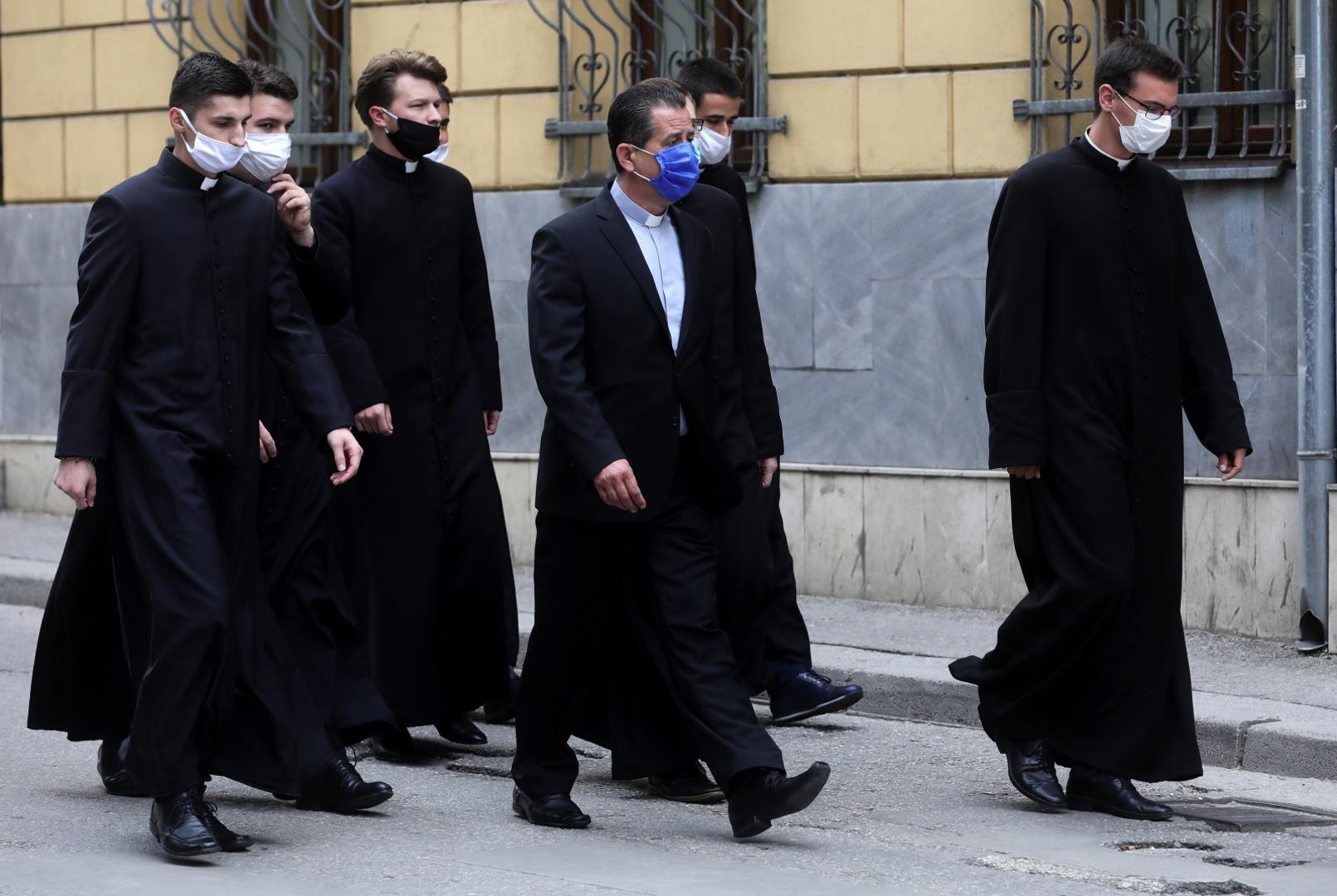 16.05.2020., Sarajevo, Bosna i Hercegovina - Dolazak vjernika u katedralu Srca Isusa na misu za Bleiburg. Misa je pocela u 12:15. Photo: Armin Durgut/PIXSELL