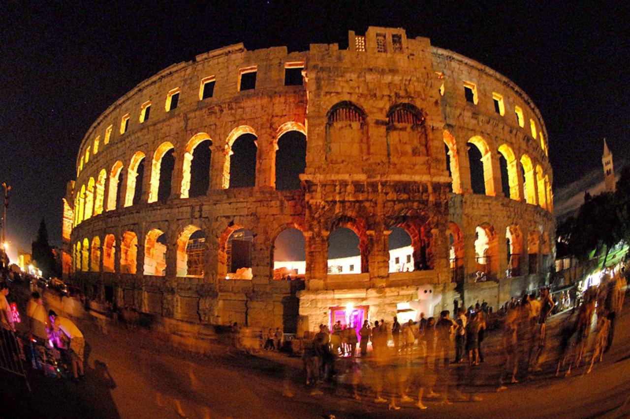 Pula, Arena